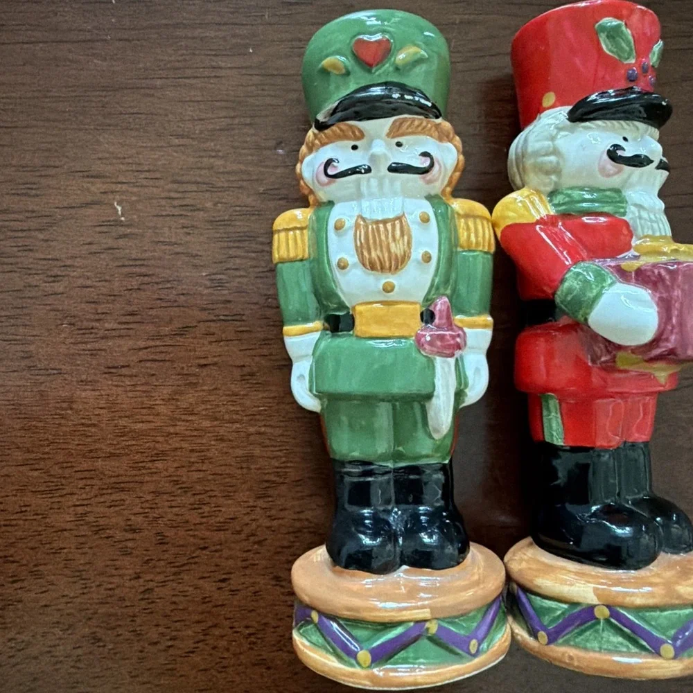 Nutcracker Soldier Salt & Pepper Shaker Taiwan Green Red Gift